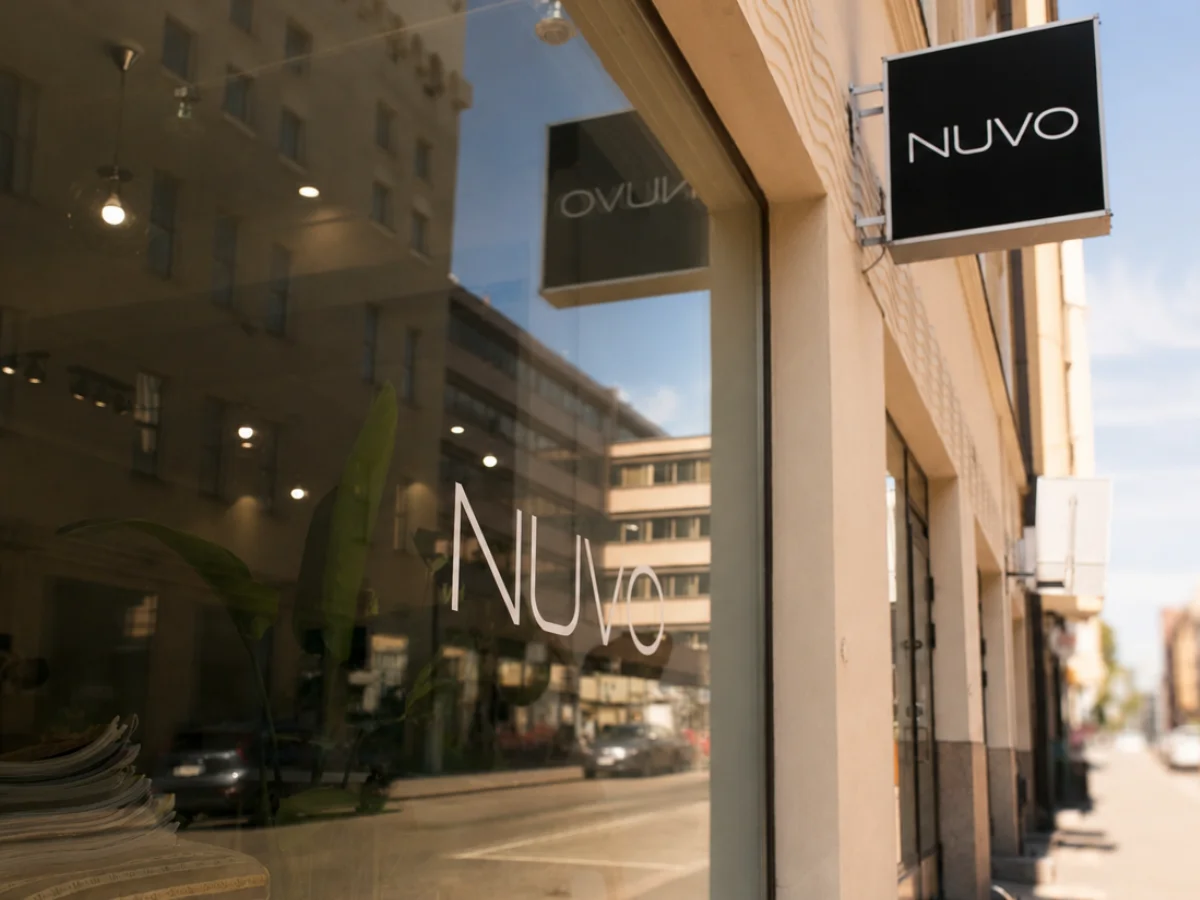 Nuvo-kampaamon ikkuna ja kyltti Annankadulla Helsingissä