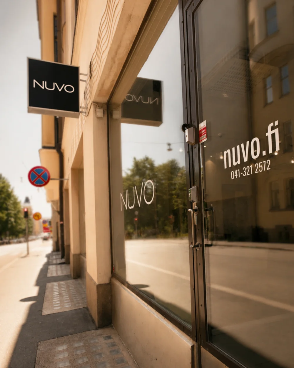 Nuvo-kampaamon ikkuna ja kyltti Annankadulla Helsingissä