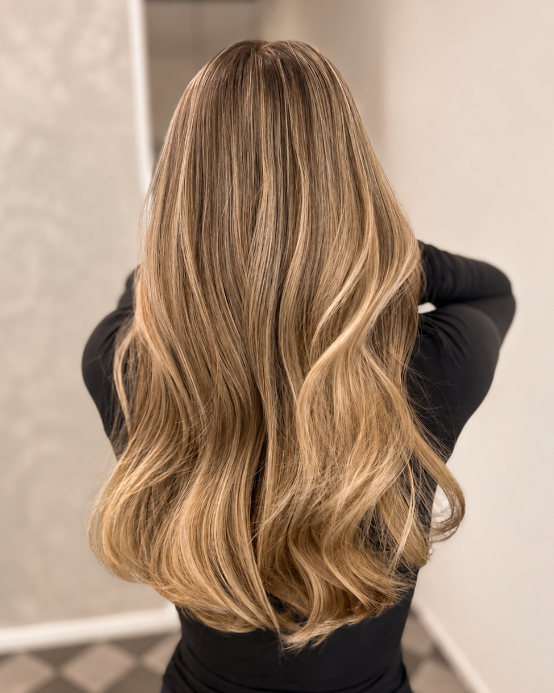 Värikulho, sivellin ja foliot balayage-värjäystä varten
