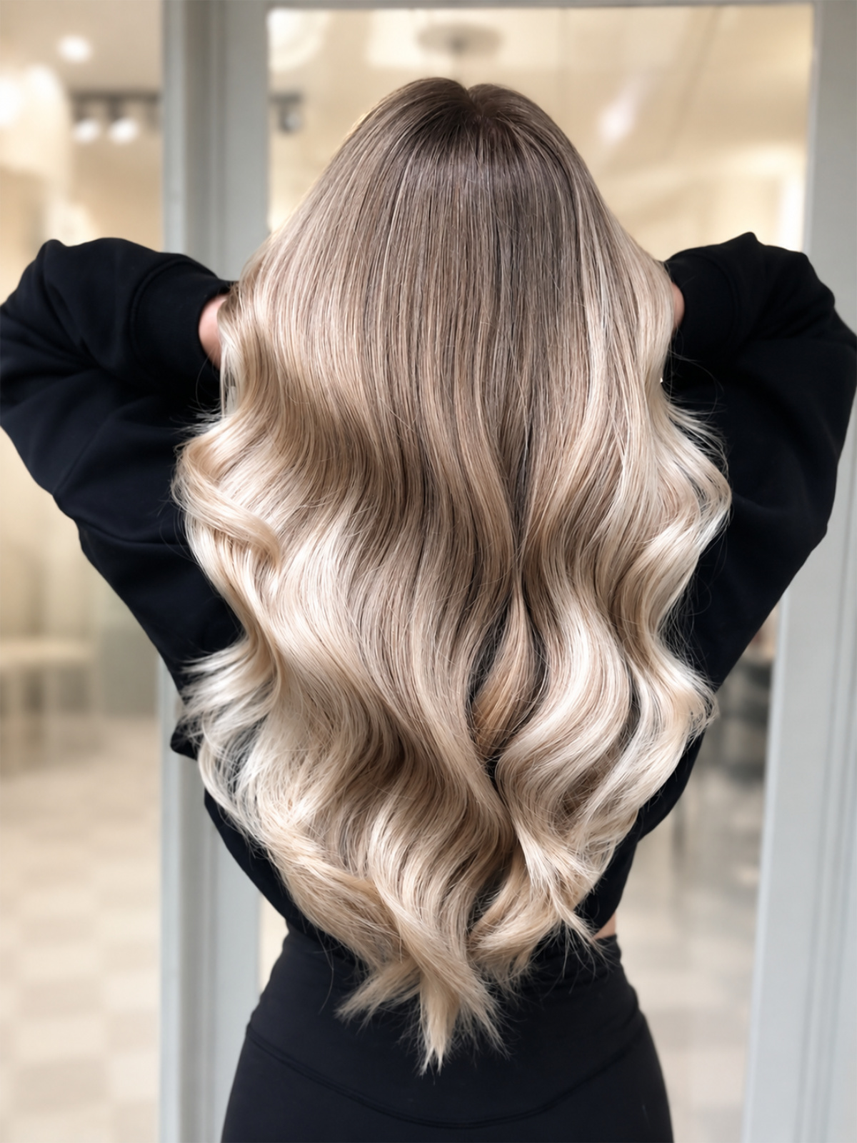 Vaalea balayage pitkissä laineikkaissa hiuksissa Nuvossa Helsingissä